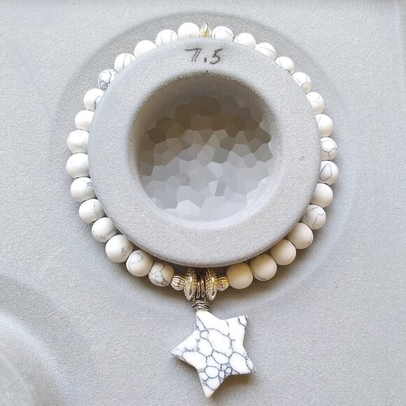 Natural Howlite Star Stretch Bracelet! Minimalist Dreamer! Average - Large Wrist - Picture 1 of 8